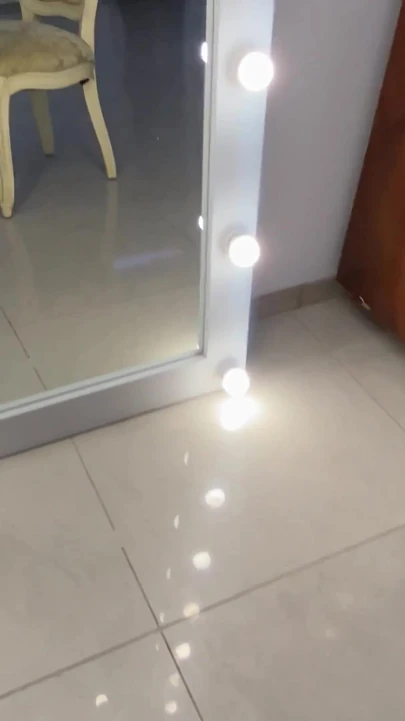 Tasma üzerinde yürürken sürtük efendisine derin, salyalı bir sakso çekti | Klip 2