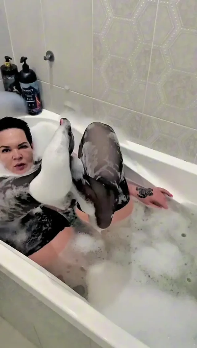 Üvey anne çoraplı ve seksi iç çamaşırlı banyo yapıyor, ıslak büyük göt