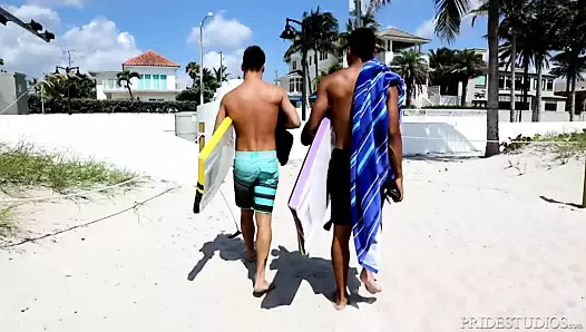 Dylanlucas latino sörfçü iri parça kabanada arkadaşının başında