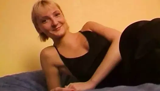 Çekici bir Fransız sarışın yatakta sikiliyor