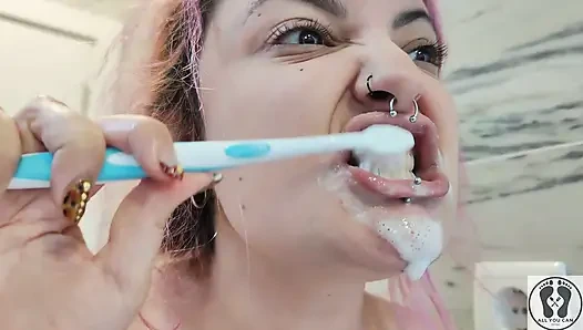 4k dil ağzında, üveula yüz diş fırçasıyla iyi kalitede görüntü