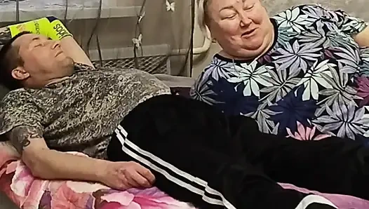 Kayınvalide ağzına ateşli döl almak için yarak emiyor