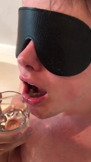 Oğlan babasının sidiğini seviyor