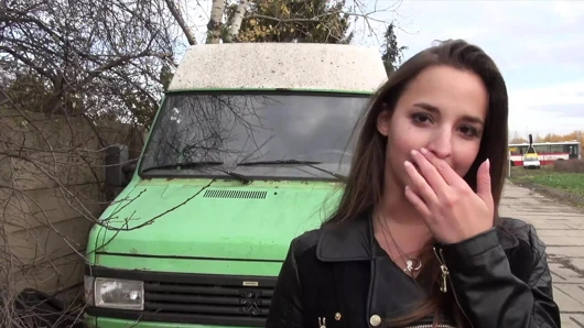 Amirah Adara harika sakso çekiyor ve kırık bir araba için yardım için güzel bir sikişiyor