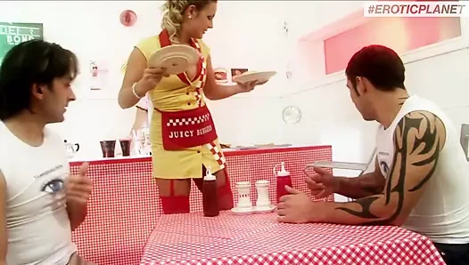 Muz s6: iki ateşli sarışın kremli iki adamla seks yapıyor