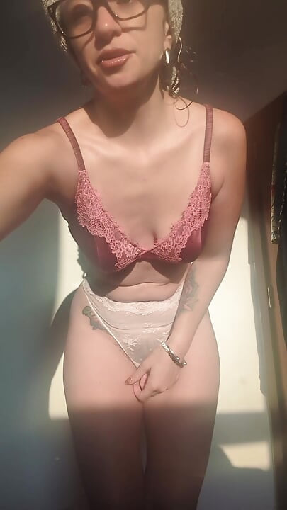 Seksi şeffaf iç çamaşırlı kıllı amcığını çekmeyi dene