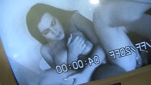 Olgun orta yaşlı seksi kadınlar duvar deliğinden yarak emiyor ve döl yutuyor