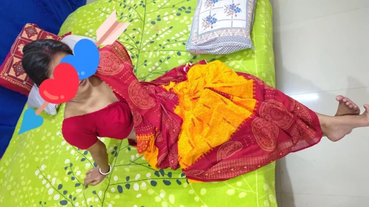 Hintli desi bakire evli kadın sıkı amcık sari içinde sikiliyor