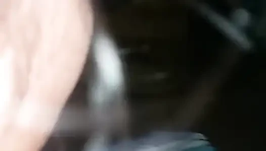 Hizmetçi azdı, ben de kıyafetlerini çıkardım ve sikimi içine soktum
