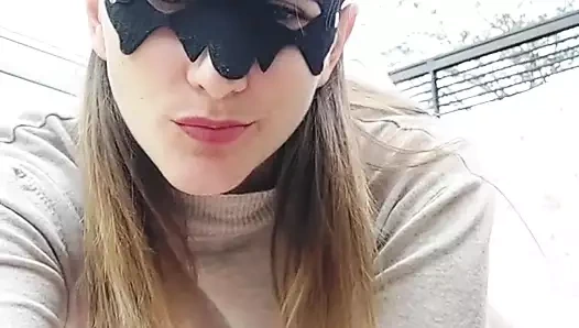 Kız, orgazma ulaşana kadar arabasının dışında ve açık havada bir vibratör yapay penis ile mastürbasyon yapmaktan hoşlanır