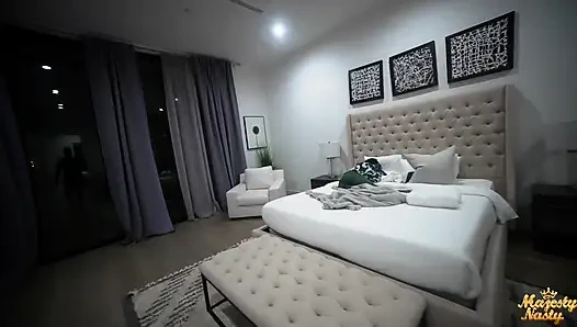 Misafirler gelmeden önce zenci evde sikiliyor