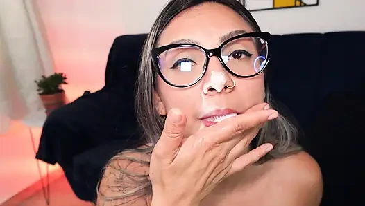 Kolombiyalı orta yaşlı seksi kadın sakso çekiyor ve gırtlağına kadar alıyor