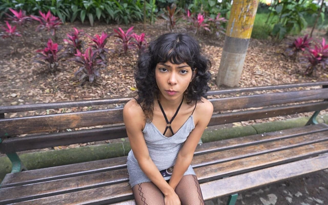 Büyük memeli temizlikçi kadın vize için sikiliyor