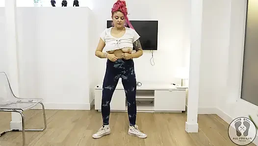 Yoga eğitimi ısınma zıplıyor jacks ip atlıyor büyük memeler