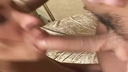 Sarışın hatun vahşi oral seks yapıyor ve götten ağza parmaklıyor