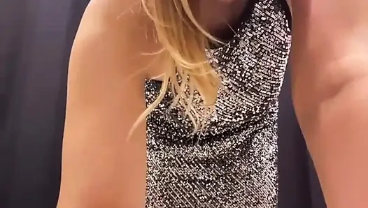 Rus kız alışveriş merkezinde aşırı halka açık mastürbasyon yapıyor