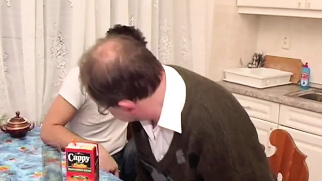 Genç azgın twink düz olgun baba tarafından sikilmeyi kabul ediyor