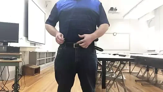 Sınıfta iş başında soyunma, oynama ve sonra boşalmak