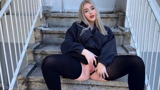 İlk randevuda sokakta amını gösteriyor! Amına boşal!