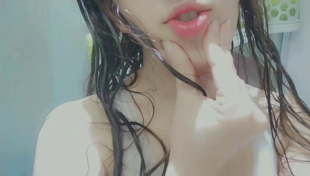 Yaramaz kız ateşli bir duş alıyor ve azgın oluyor ve duşta mastürbasyon yapıyor, ağız yakın çekim