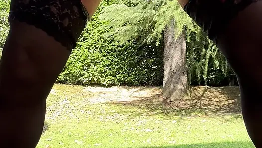 Shemale Kassy54 açık havada işiyor