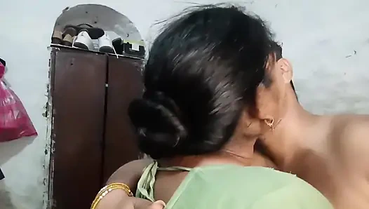 Üvey kız kardeş onu yalnız görmesinde avantaj sağladı ve yarağını emdi ve onunla seks yaptı