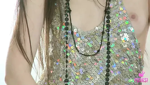 Uzun bacaklı Anastasia amcık suyunu parmaklarından yalıyor!