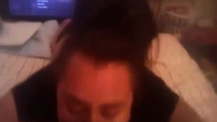 Göt deliğinde kalan son damla meyve suyunu yalıyor