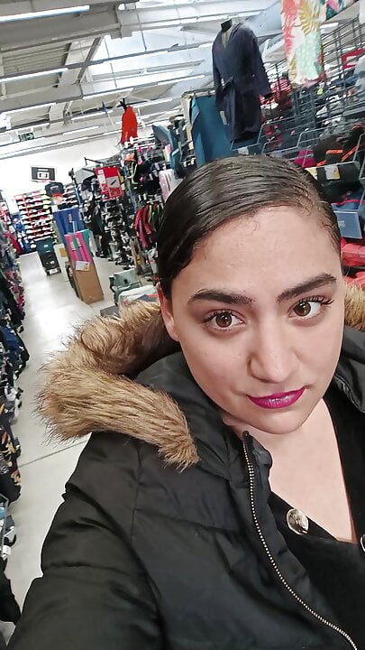 Kamu mağazasında ateşli kız – ıslak kedi lanet büyük bir yapay penis ile