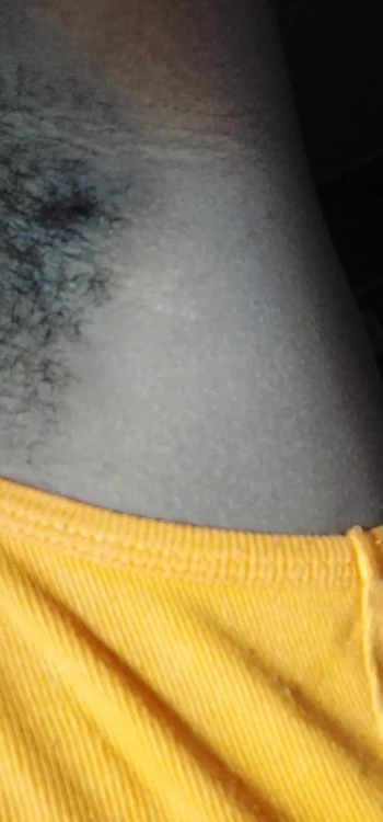 Волосатые подмышки молодой девушки - не могли бы вы понюхать и кончить?