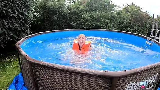 Can yeleği vibe havuzda oynuyor