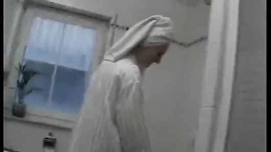 Sarışın bebek patlayıcı orgazm için parmaklarken süt fışkırtıyor