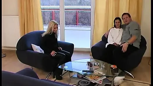 İki kız oyuncu seçmelerinde parmaklıyor