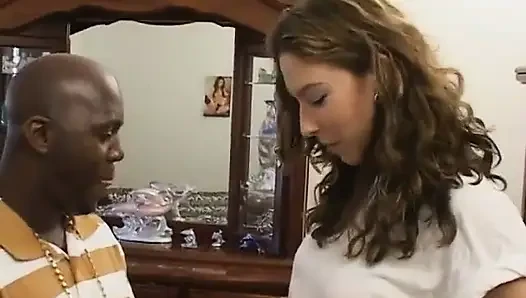 Esmer kızın yüzüne büyük zenci yarağıyla boşalıyor