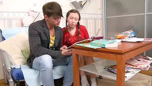 Anal profesör bir kez daha sinsi sinsi dolaşıyor ve onu çiviliyor