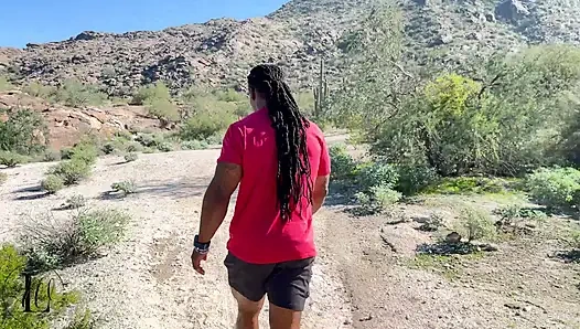 Zenci çift temiz hava ve yıldızlarıyla yürüyüş yapıyor