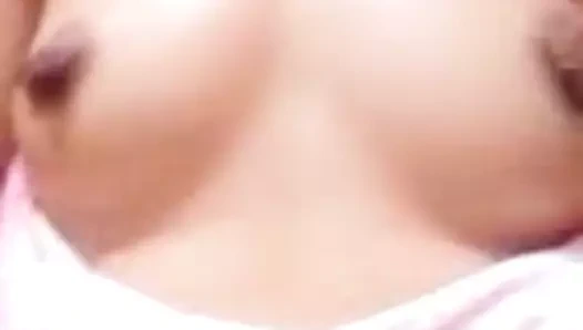 Büyük meme ucu ilk kez karşıya yüklemeyi deniyor