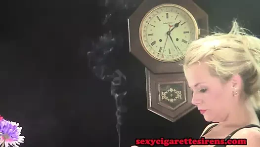 Sigara fetişi - heidi cafe sigara