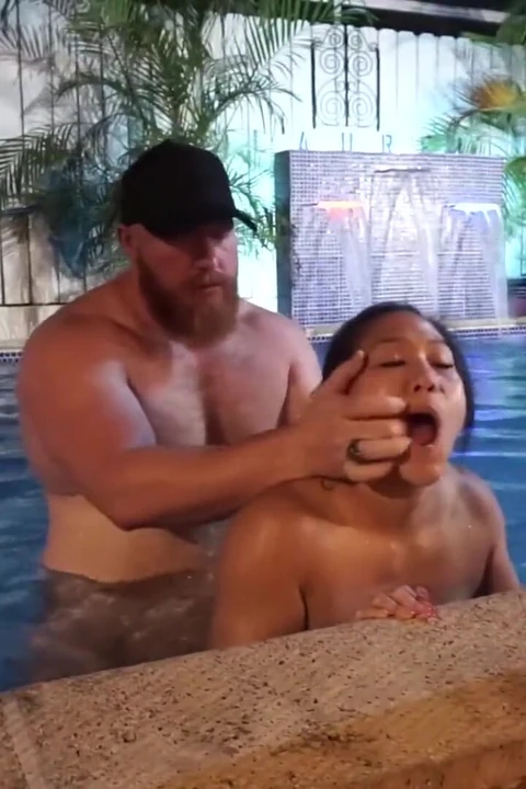 Asyalı orta yaşlı seksi kadın Song Lee ve BWC Thor Johnson havuzda sikişiyor