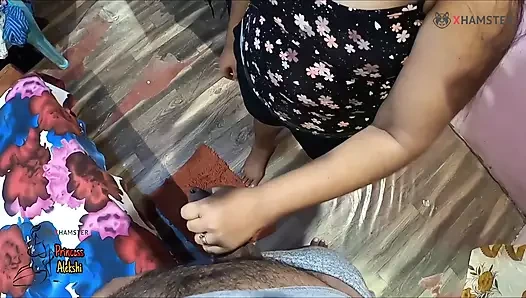 Hintli büyük götlü teyzeye yarak masajı ve elle muamele veriliyor.çok seksi bir figürü var