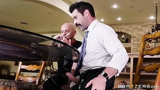 Brazzers - çaresiz pta üvey anne evin etrafında riskli saklambaç oyununda öğretmeni baştan çıkarıyor