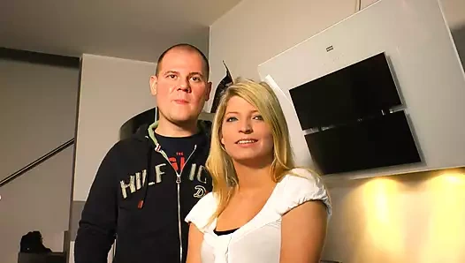 Sıska esmer eş değiştirme eyleminde sikiliyor