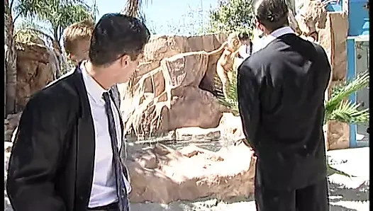 Göz alıcı sarışın yüzme havuzunun yanında tatmin etmek için iki sahip