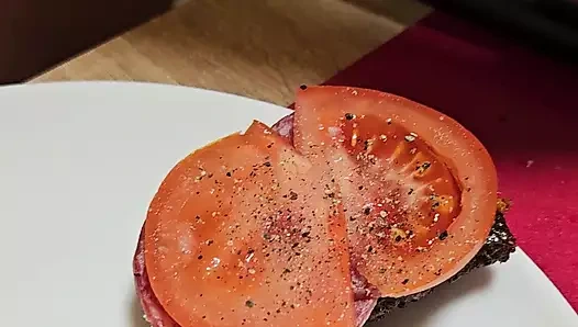 Yeni Emma'nın yemek pişirme şovu. S1e2: sarımsaklı ekmekler ve çıplak memeler.