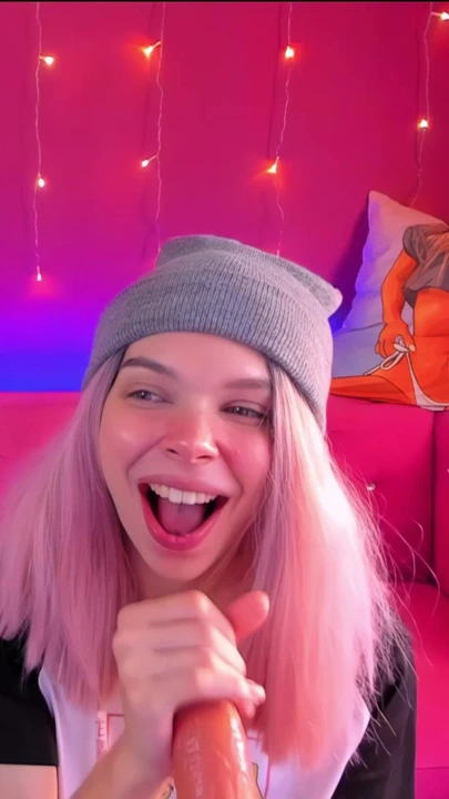 Minyon genç kız mastürbasyon yapıyor ve sakso çekiyor