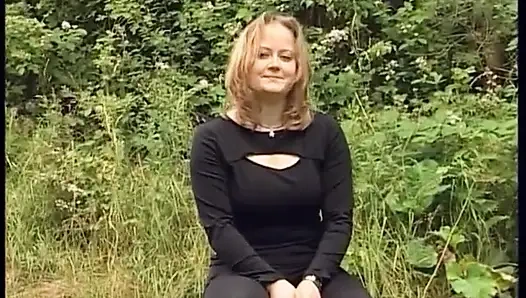 Yoğurmak için çok büyük göğüsleri olan tombul bir Alman kızı