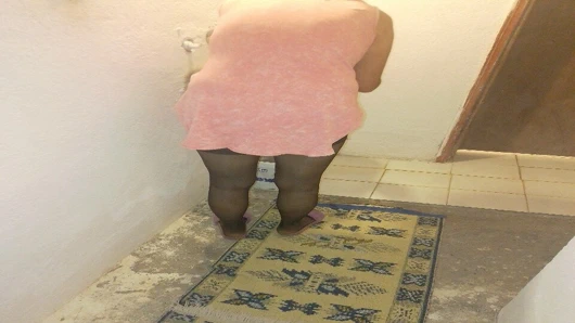 Kır evi – erotik pozisyonda külotlu çorap içinde olgun yenge