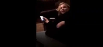 Chloe büyük kıçını gösteriyor