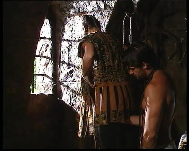 Sarışın büyük memeli fahişe sakso çekiyor ve büyük sert yarağa biniyor