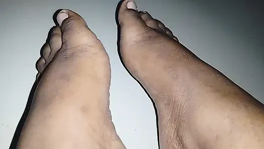 Sevimli ateşli kız 18+ tüm varlıklarınız karşılığında temiz yalamak için pis ayaklarıyla sizi kutsar.